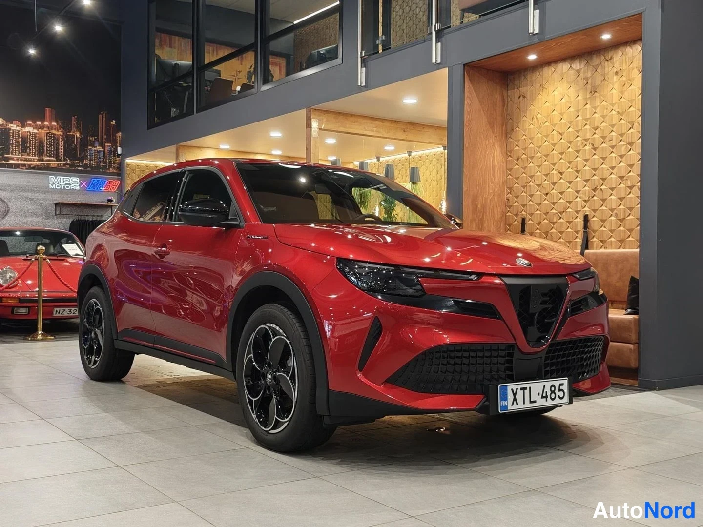 Punainen Alfa Romeo Junior 2025, etuviisto, keula oikealle, kuva 3