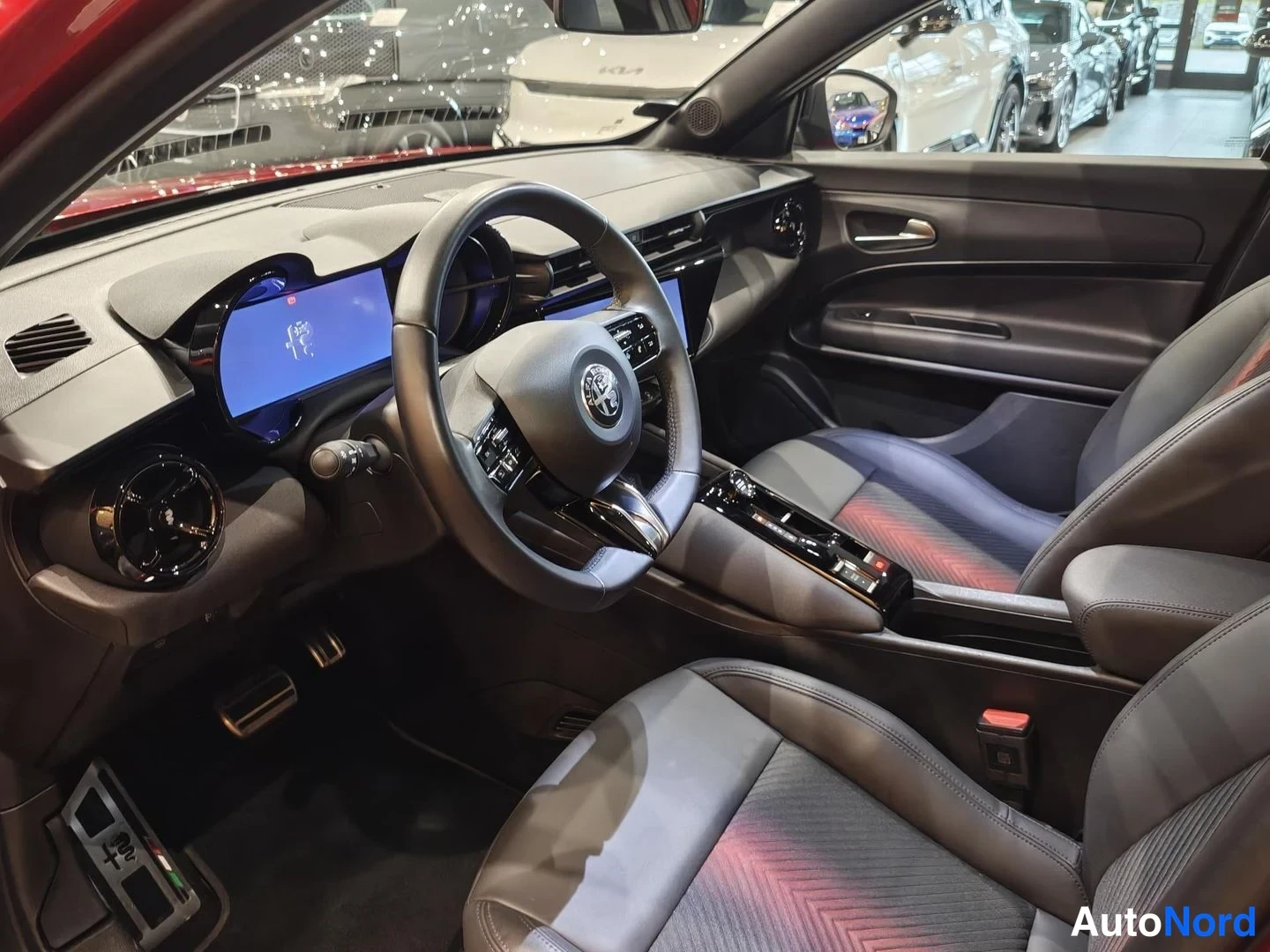 Punainen Alfa Romeo Junior 2025, ohjaamo, kuva 9