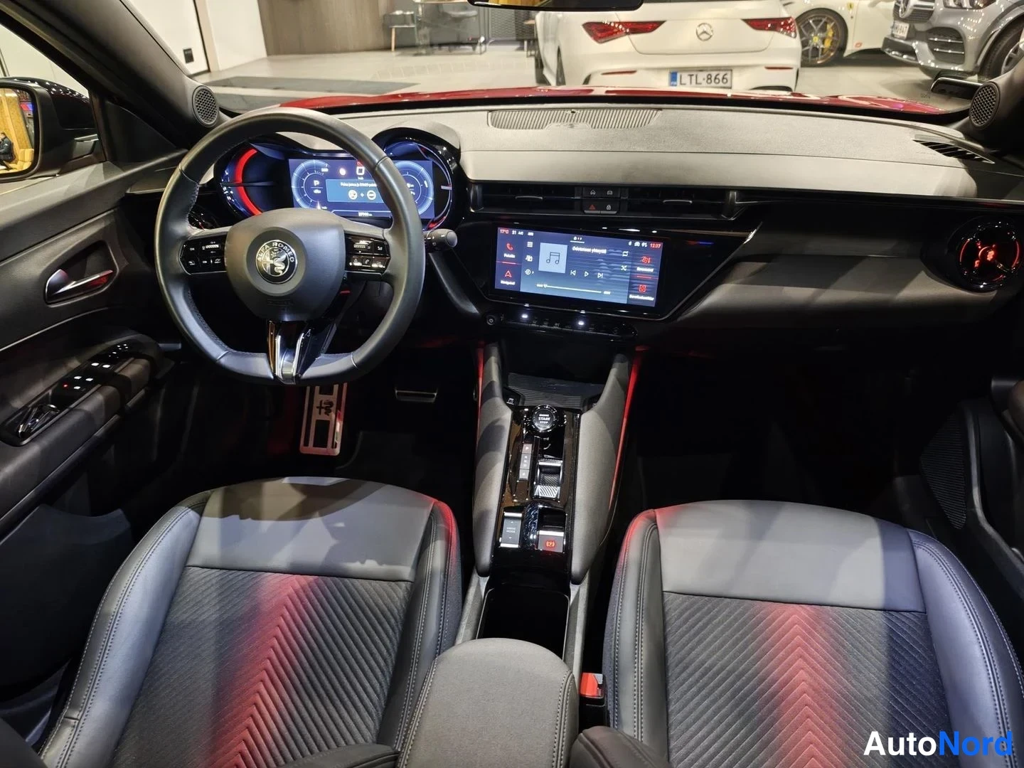 Punainen Alfa Romeo Junior 2025, ohjaamo, kuva 12