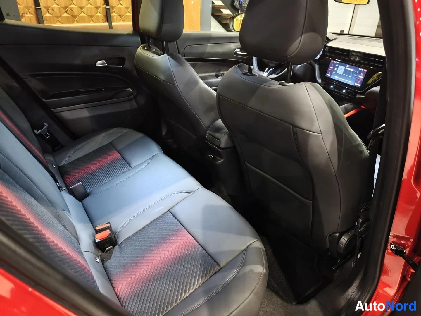 Punainen Alfa Romeo Junior 2025, takaistuimet, kuva 15
