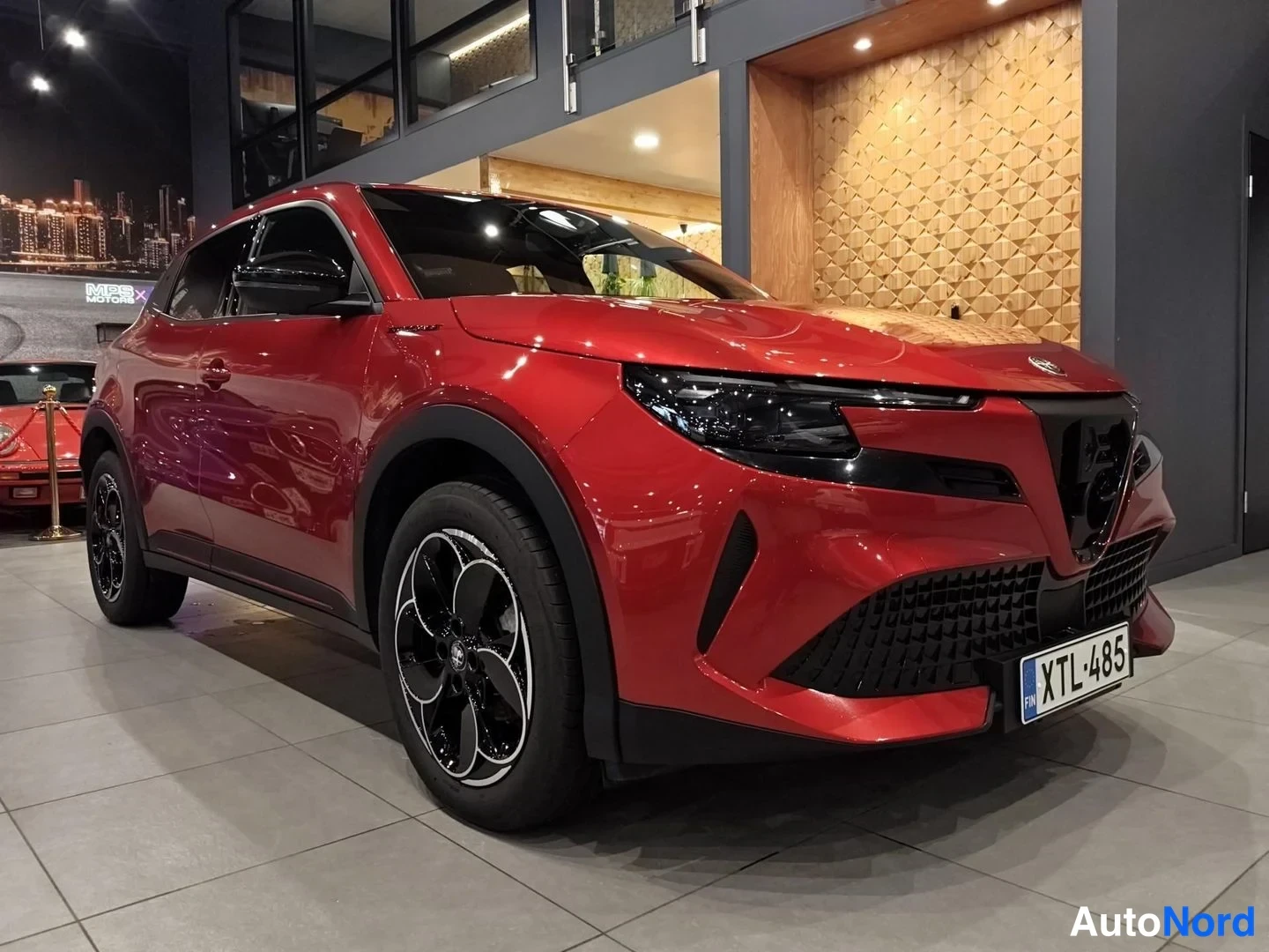 Punainen Alfa Romeo Junior 2025, etuviisto, keula oikealle, kuva 4