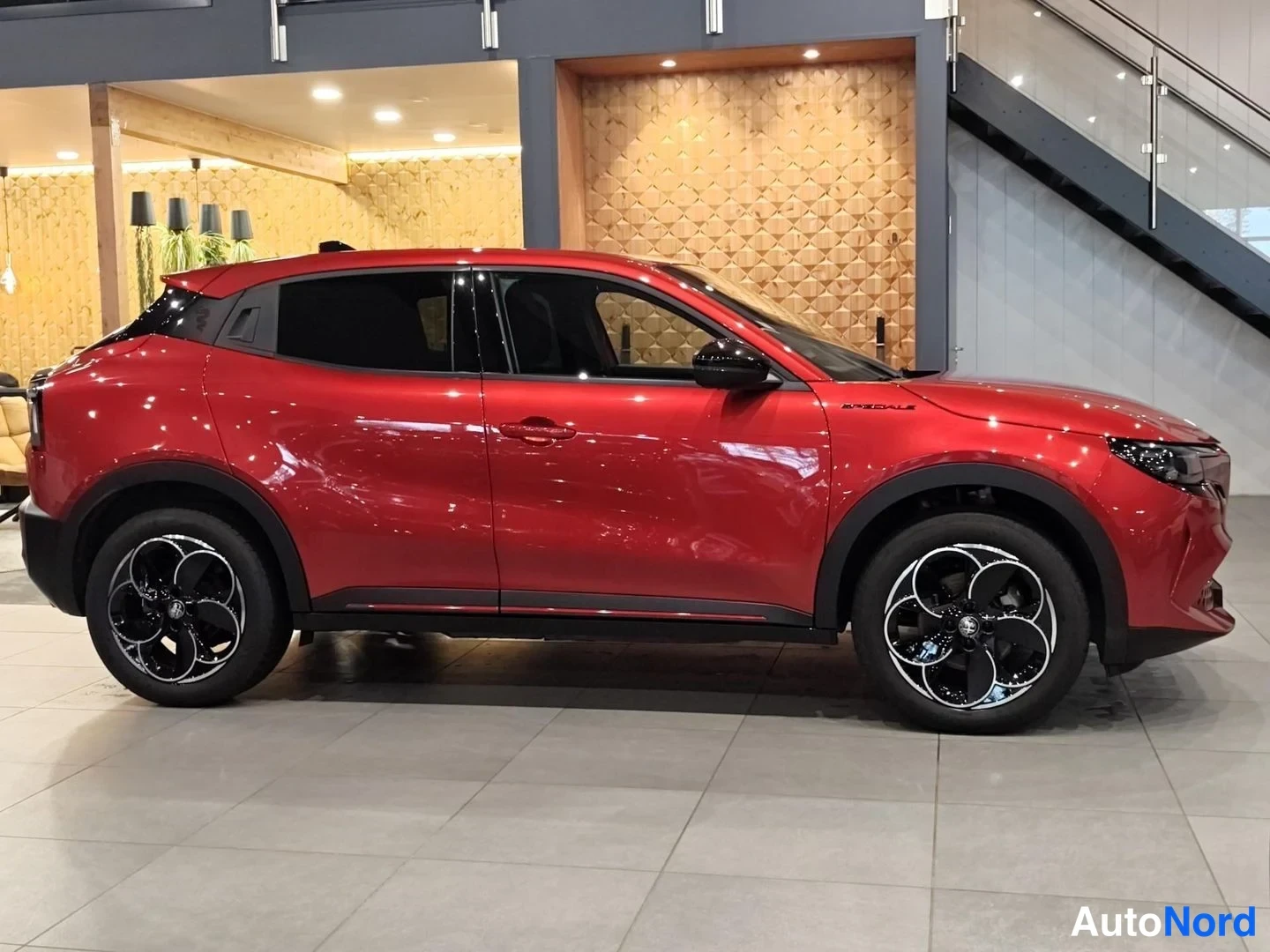 Punainen Alfa Romeo Junior 2025, etuviisto, keula oikealle, kuva 2