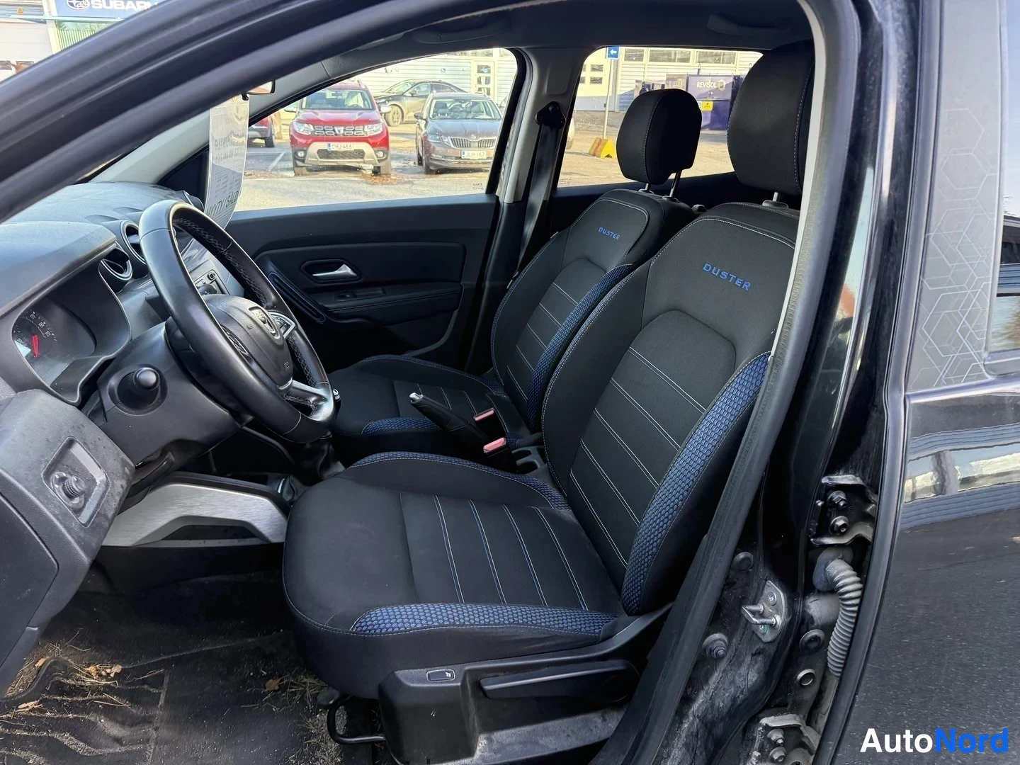 Musta Dacia Duster 2021, etuistuimet, kuva 3