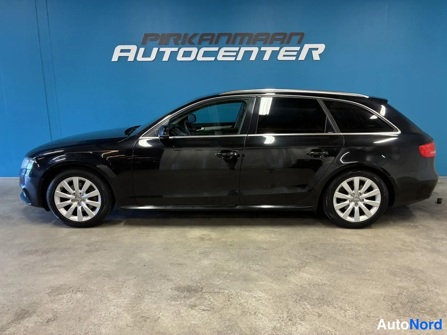 Musta Audi A4 Avant 2011, sivulta, kuva 4
