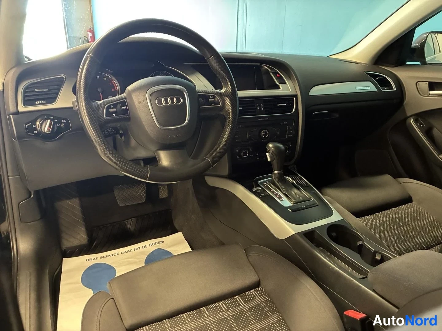 Musta Audi A4 Avant 2011, ohjaamo, kuva 8