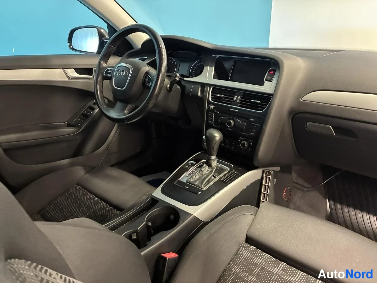 Musta Audi A4 Avant 2011, ohjaamo, kuva 9