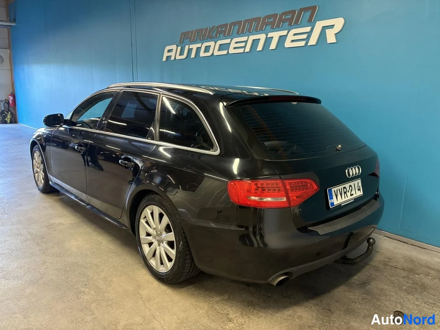 Musta Audi A4 Avant 2011, takaviisto, kuva 5