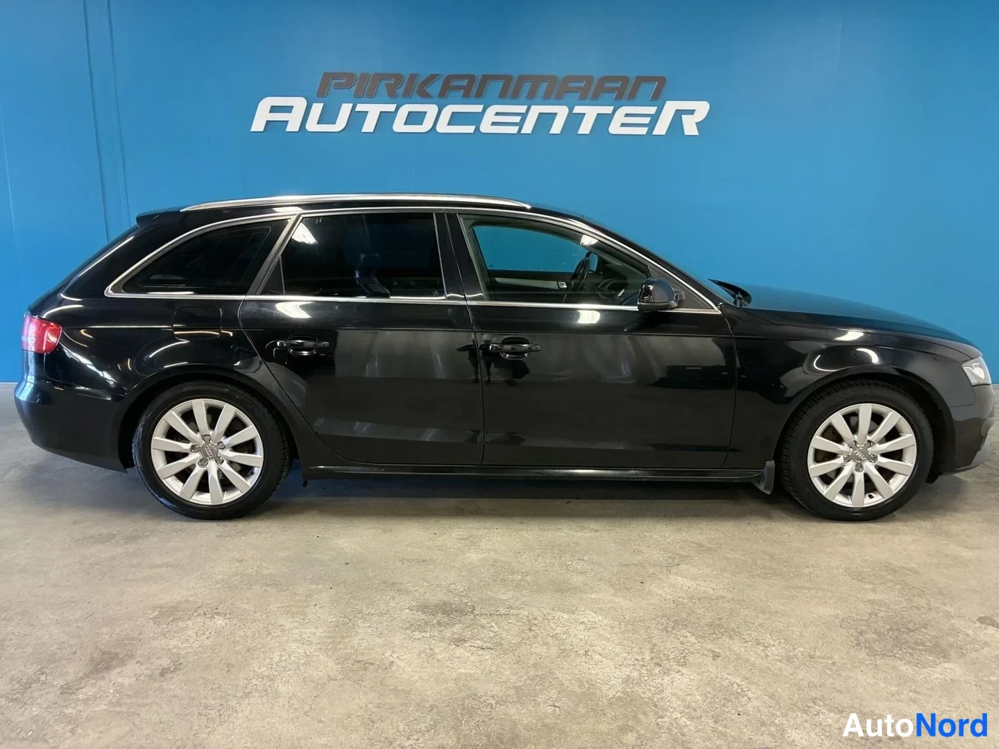 Musta Audi A4 Avant 2011, sivulta, kuva 3