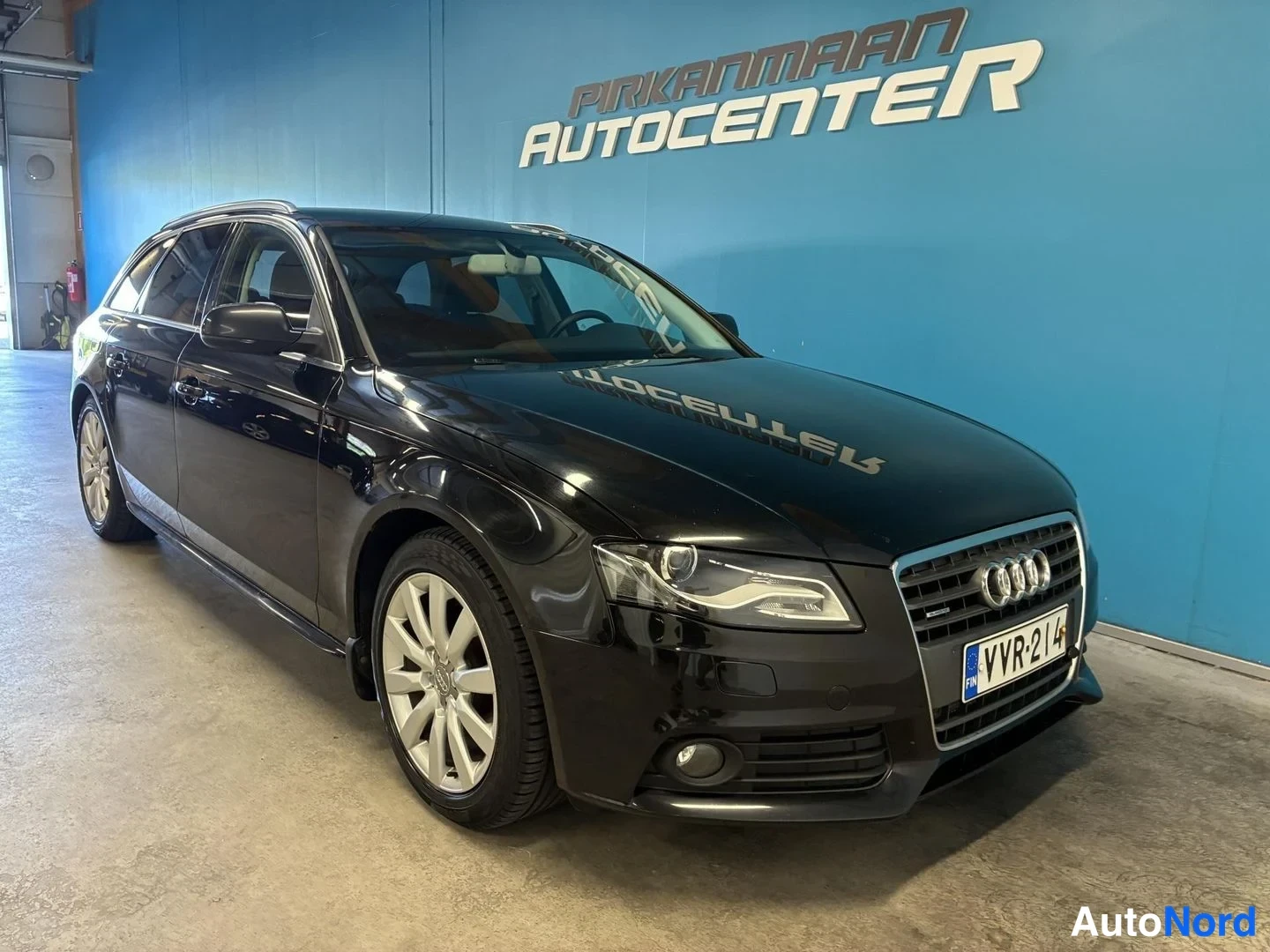 Musta Audi A4 Avant 2011, etuviisto, keula oikealle, kuva 2