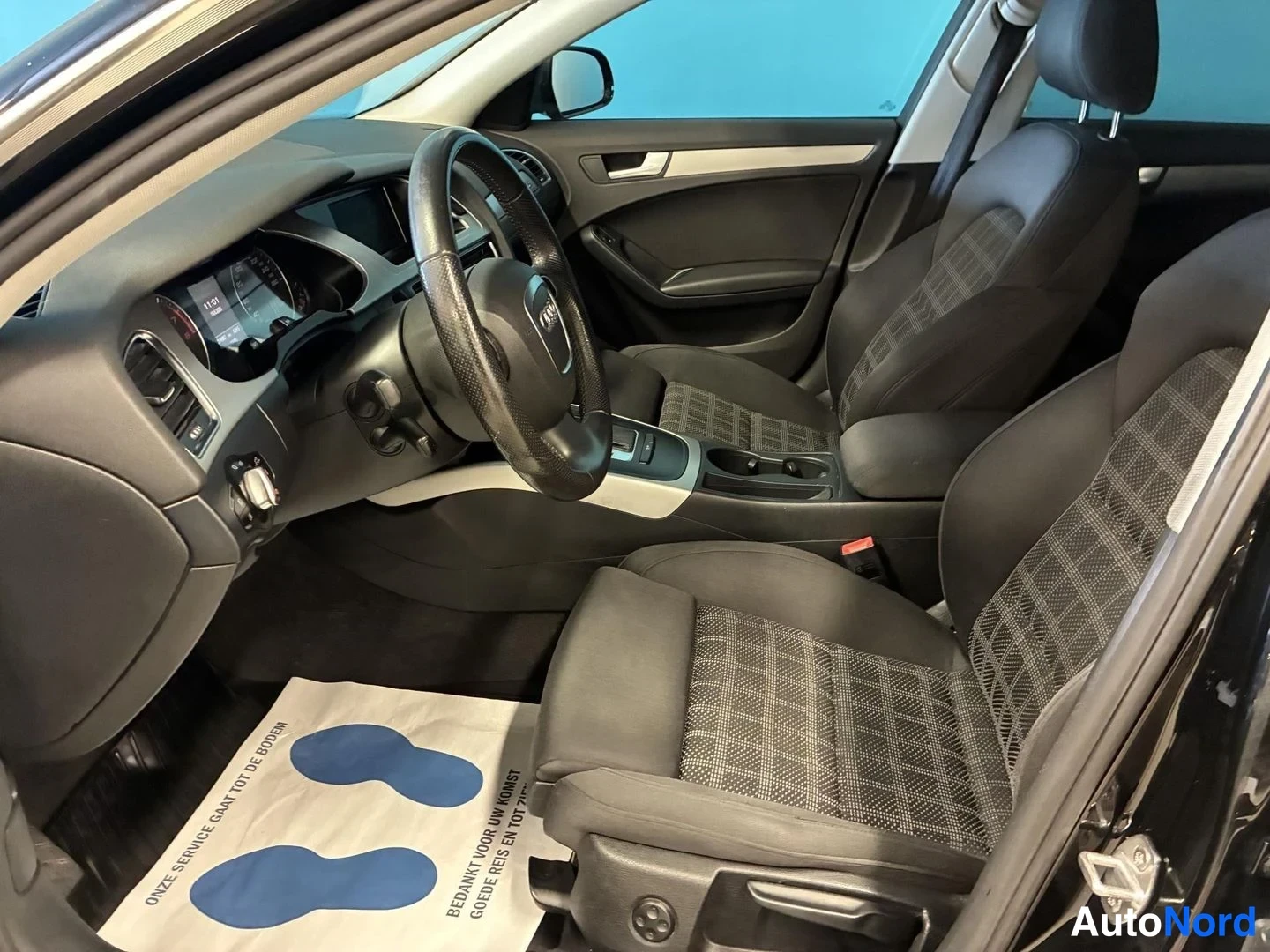 Musta Audi A4 Avant 2011, ohjaamo, kuva 7