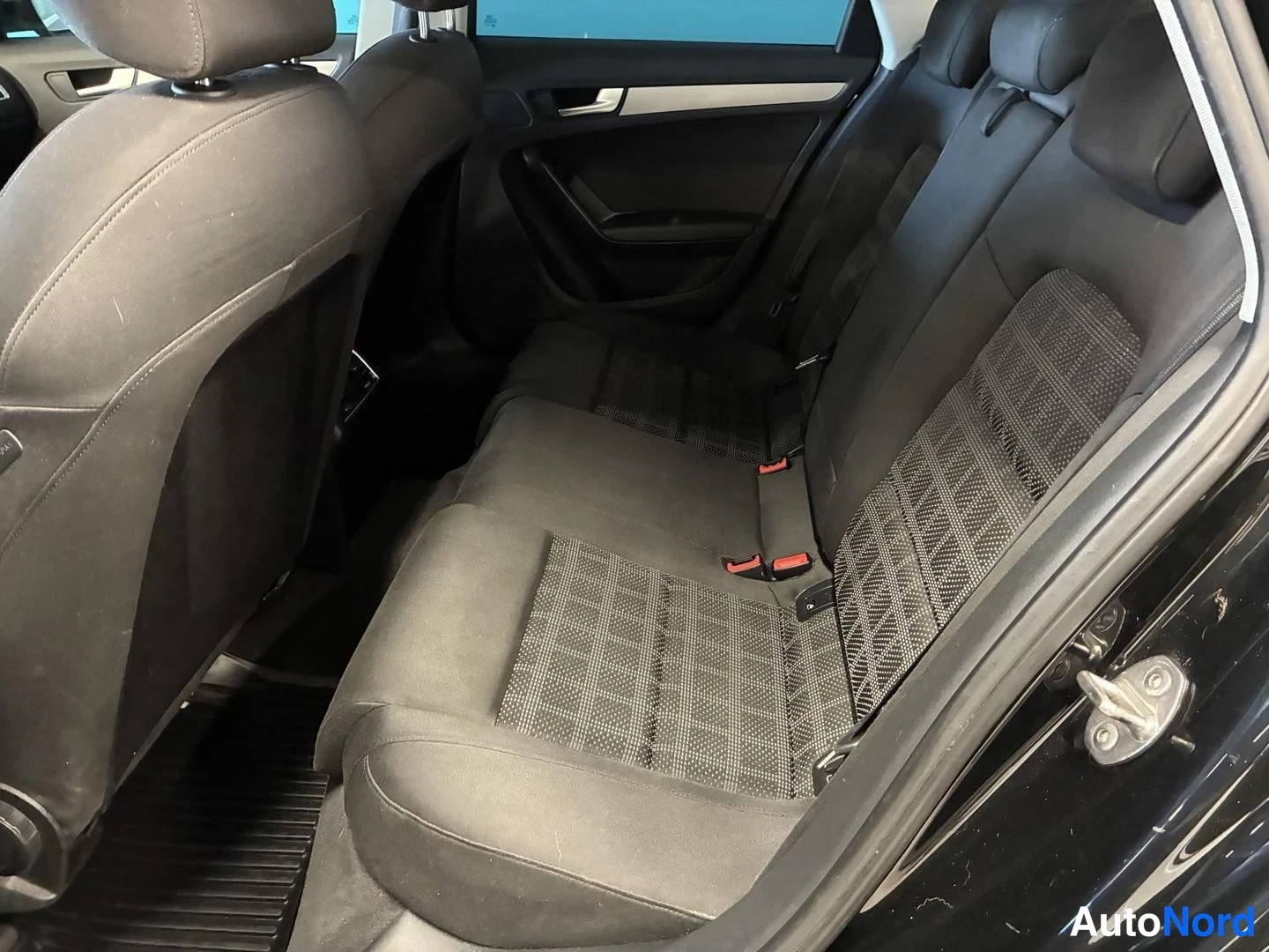 Musta Audi A4 Avant 2011, takaistuimet, kuva 11