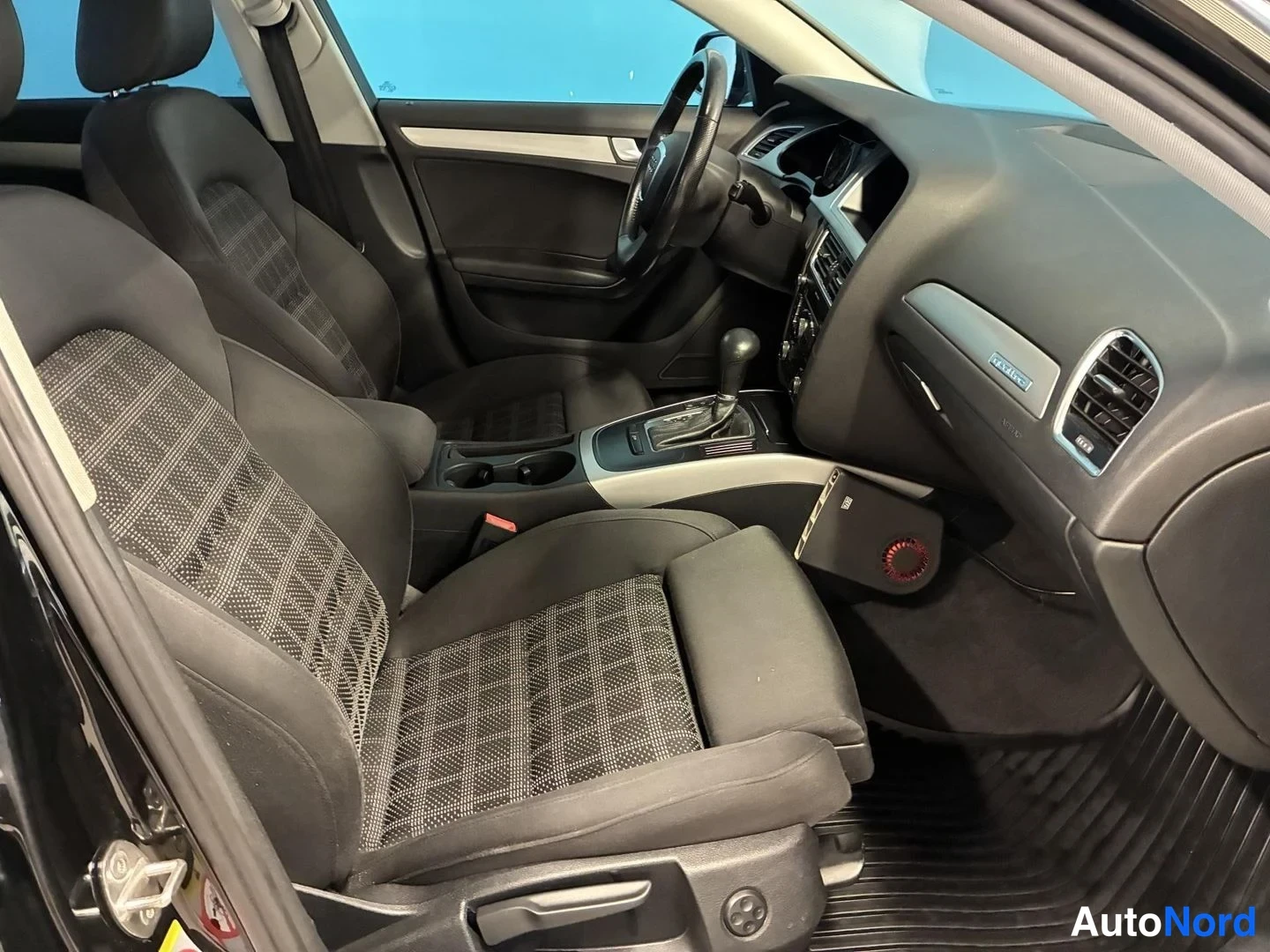 Musta Audi A4 Avant 2011, etuistuimet, kuva 10