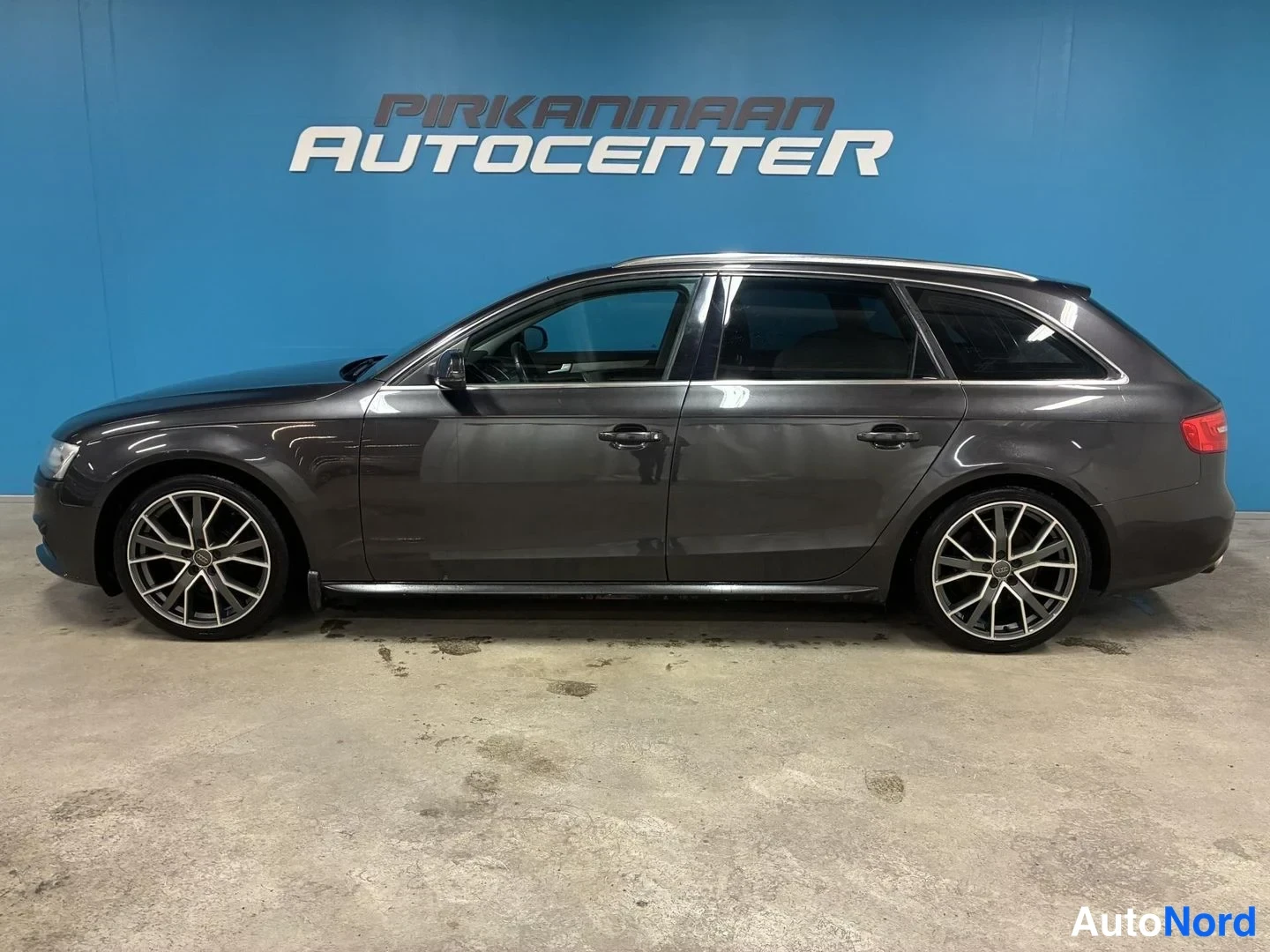 Harmaa Audi A4 Avant 2012, sivulta, kuva 4