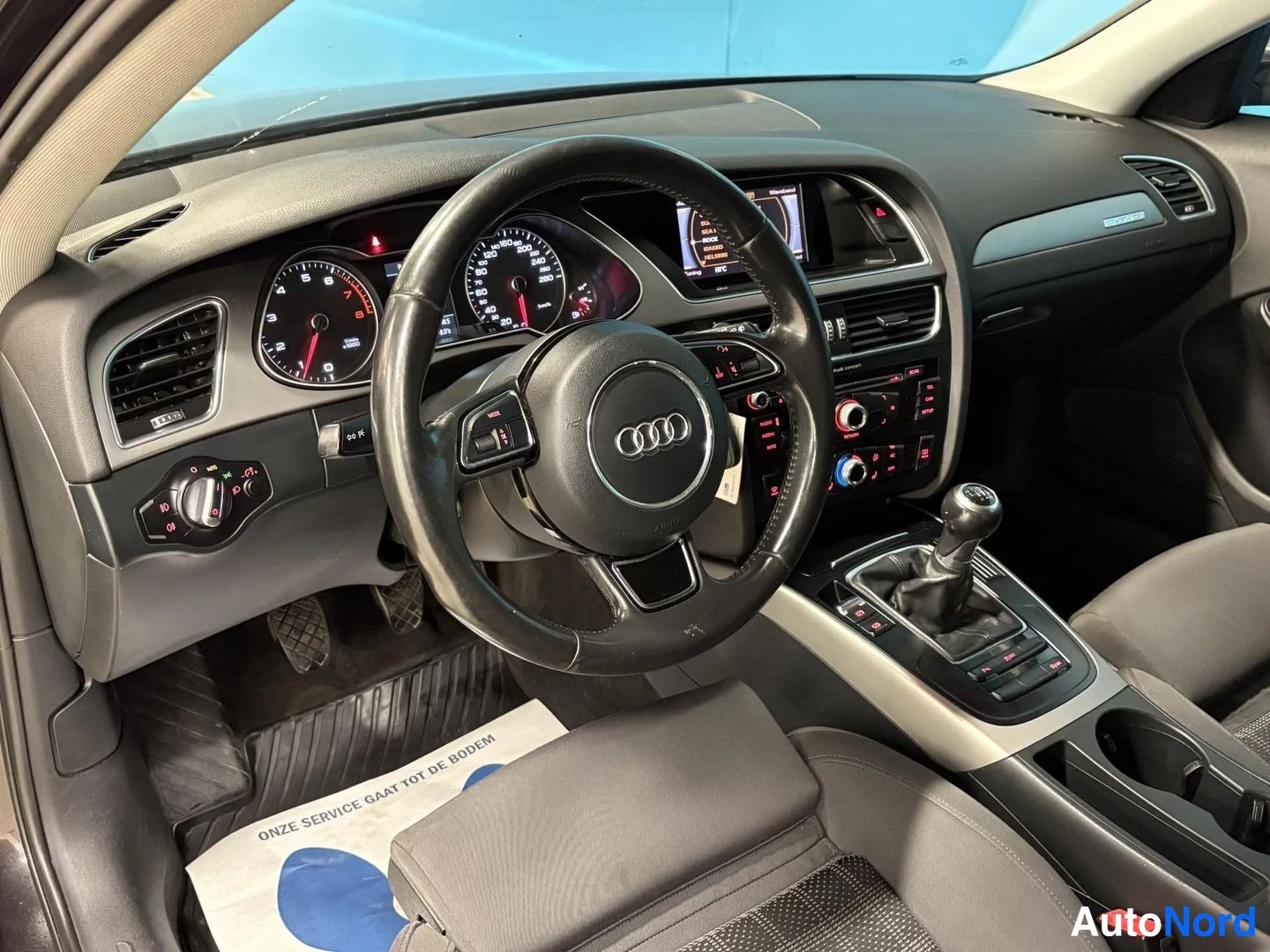 Harmaa Audi A4 Avant 2012, ohjaamo, kuva 9