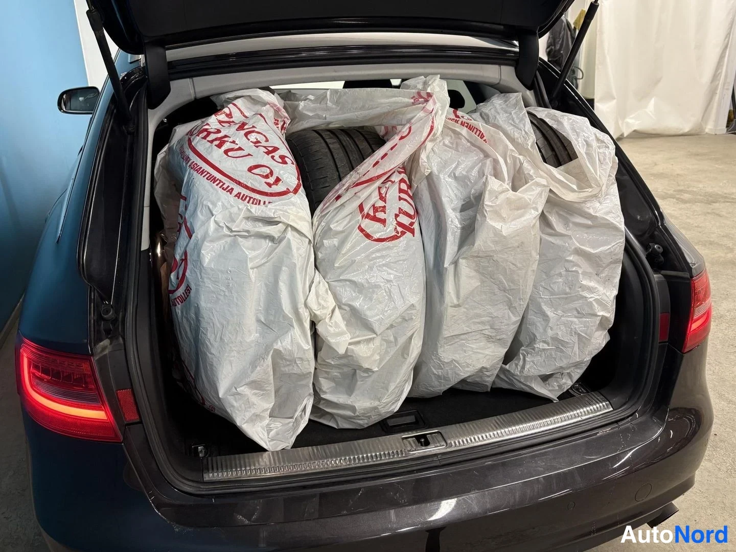 Harmaa Audi A4 Avant 2012, tavaratila, kuva 13