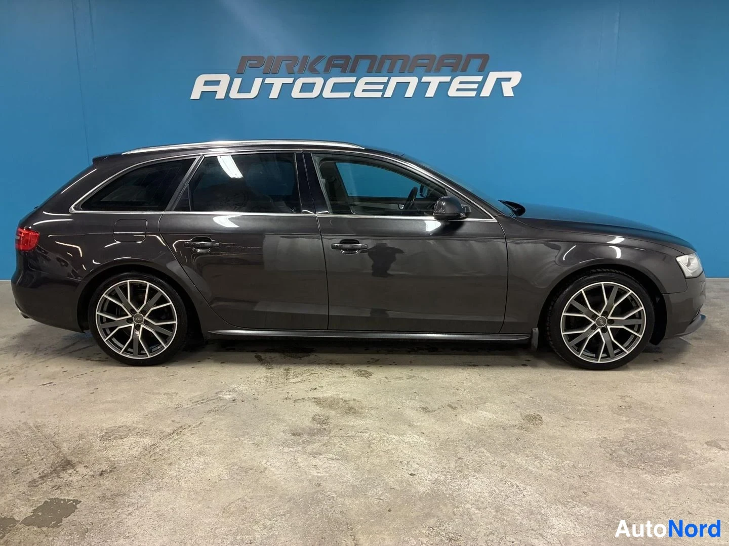Harmaa Audi A4 Avant 2012, sivulta, kuva 3