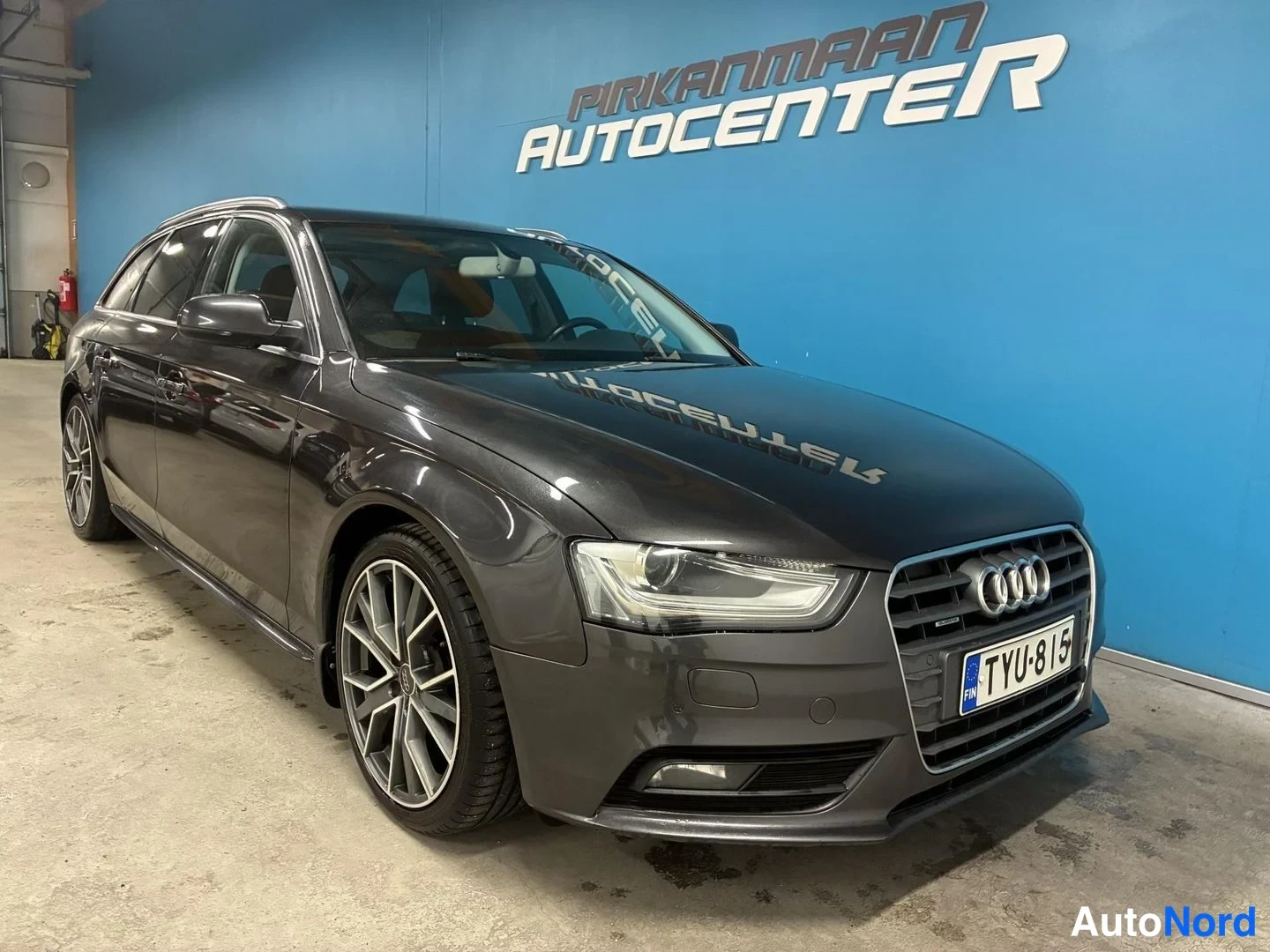 Harmaa Audi A4 Avant 2012, etuviisto, keula oikealle, kuva 2