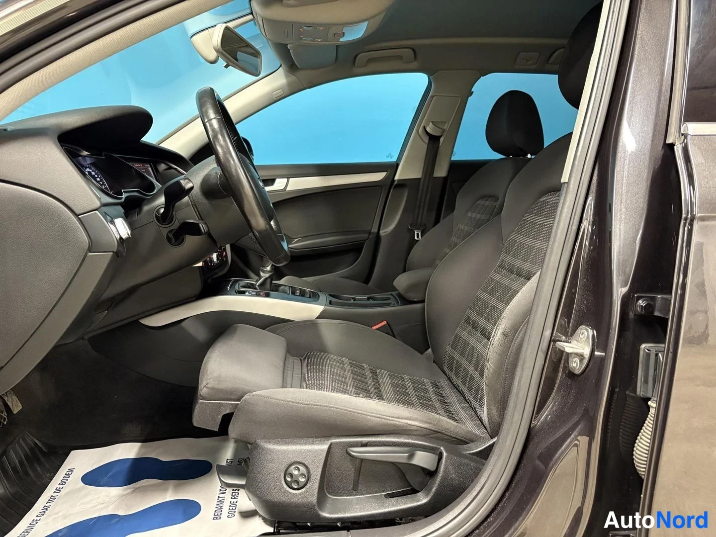 Harmaa Audi A4 Avant 2012, ohjaamo, kuva 7