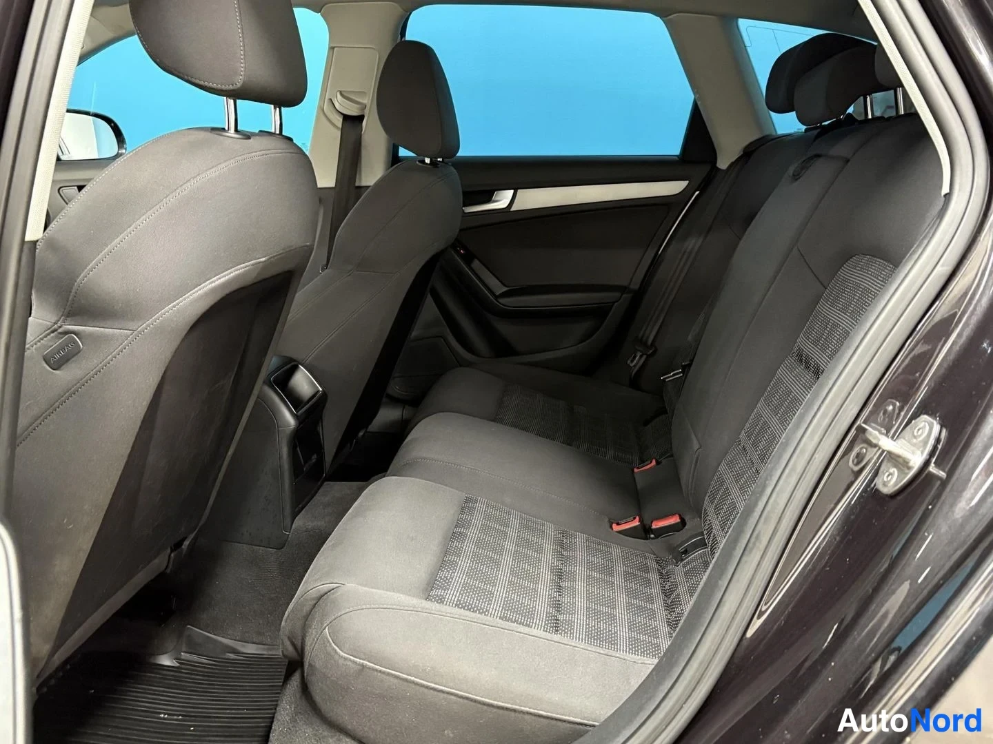 Harmaa Audi A4 Avant 2012, takaistuimet, kuva 11