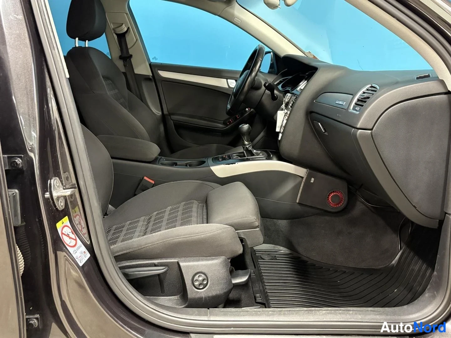 Harmaa Audi A4 Avant 2012, etuistuimet, kuva 10