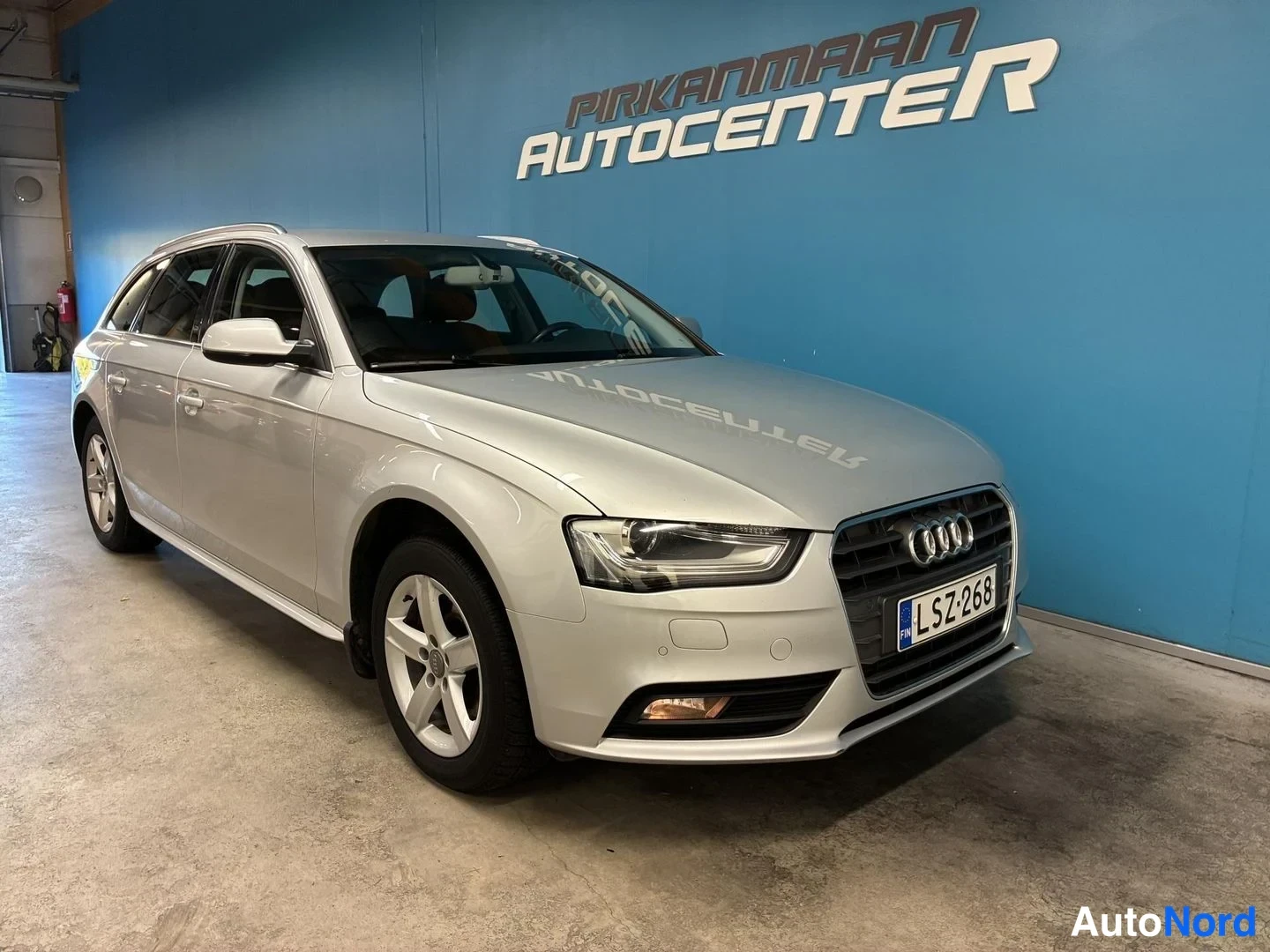 Hopea Audi A4 Avant 2013, etuviisto, keula oikealle, kuva 2