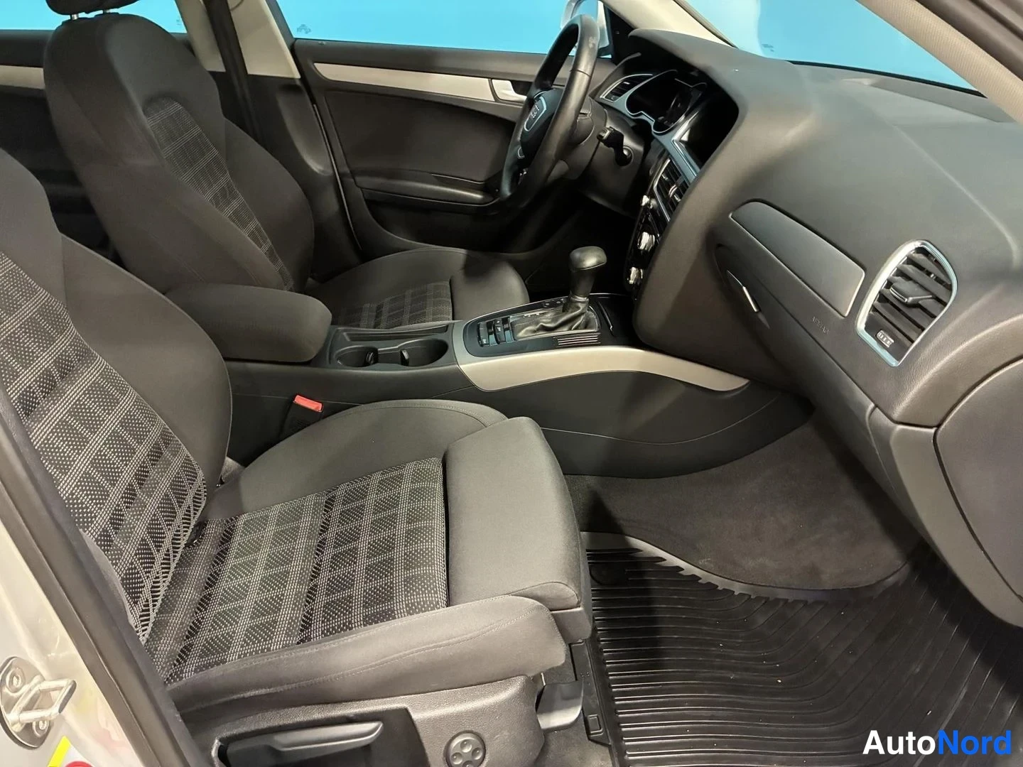 Hopea Audi A4 Avant 2013, ohjaamo, kuva 8