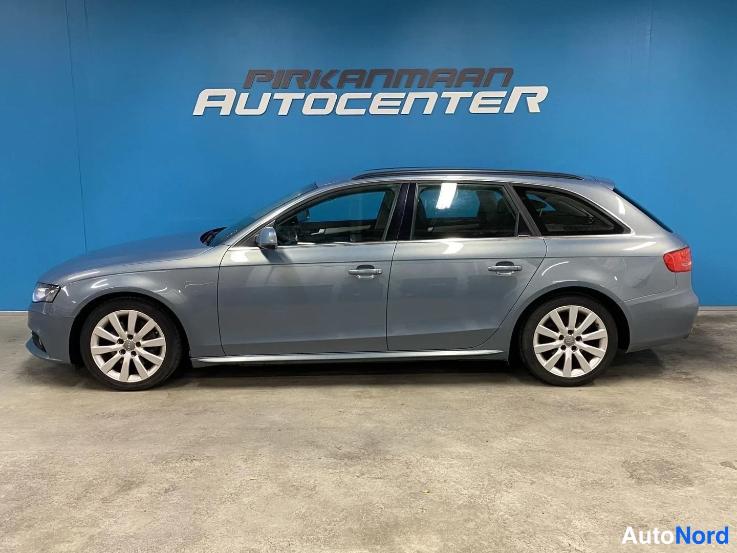 Sininen Audi A4 Avant 2010, sivulta, kuva 4