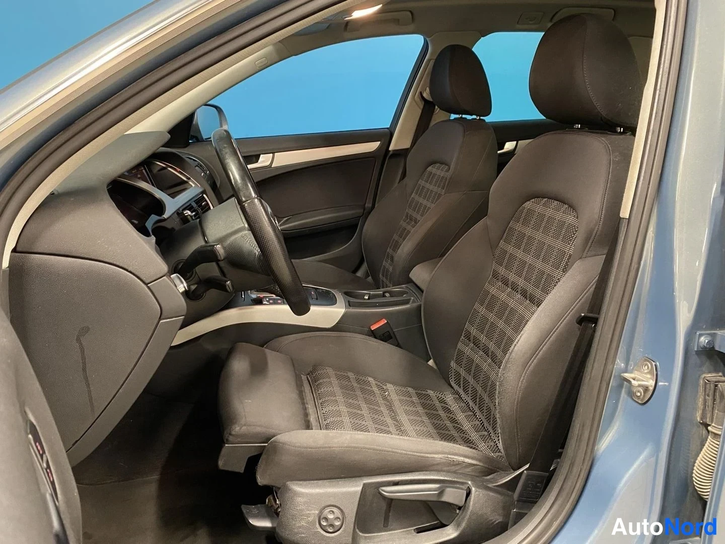 Sininen Audi A4 Avant 2010, ohjaamo, kuva 9
