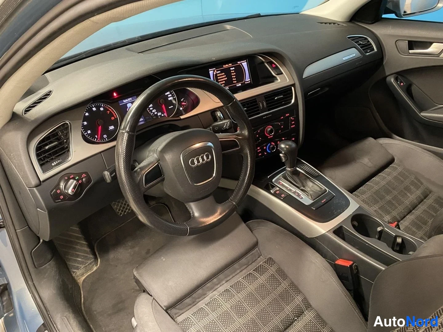 Sininen Audi A4 Avant 2010, ohjaamo, kuva 8
