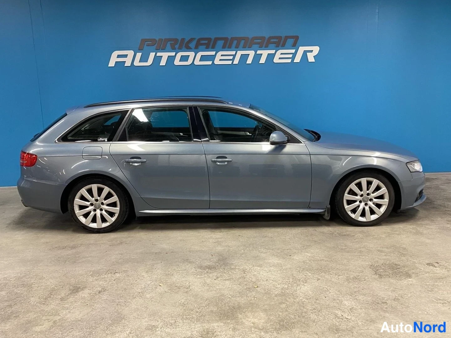 Sininen Audi A4 Avant 2010, etuviisto, keula oikealle, kuva 2