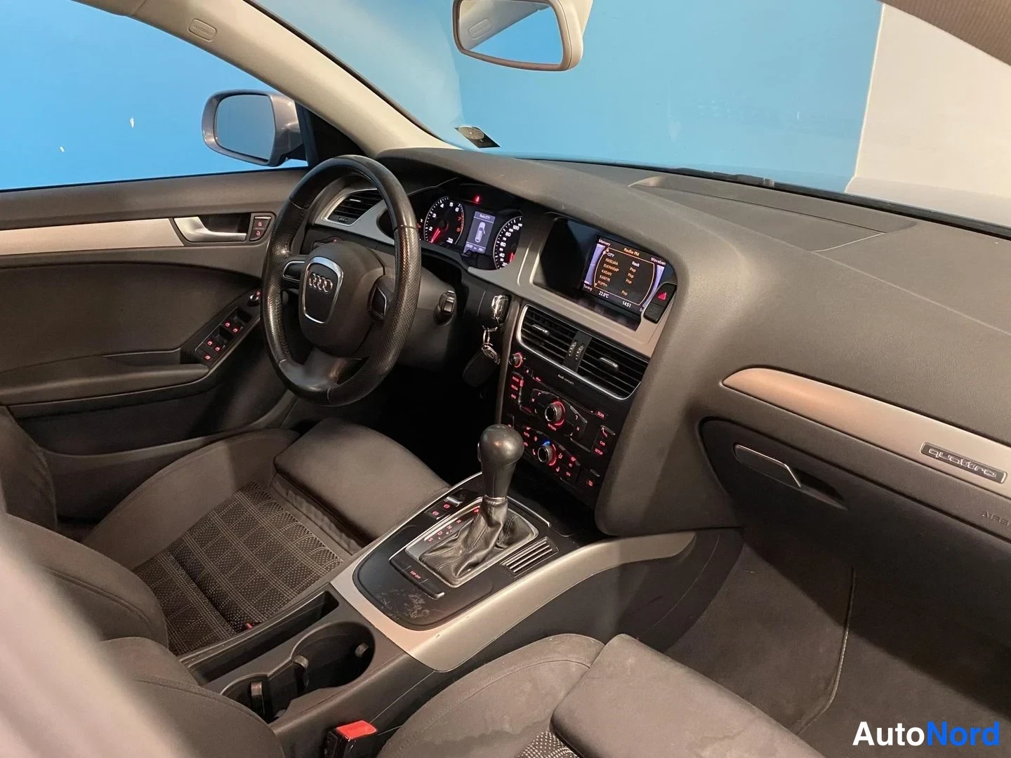 Sininen Audi A4 Avant 2010, ohjaamo, kuva 7