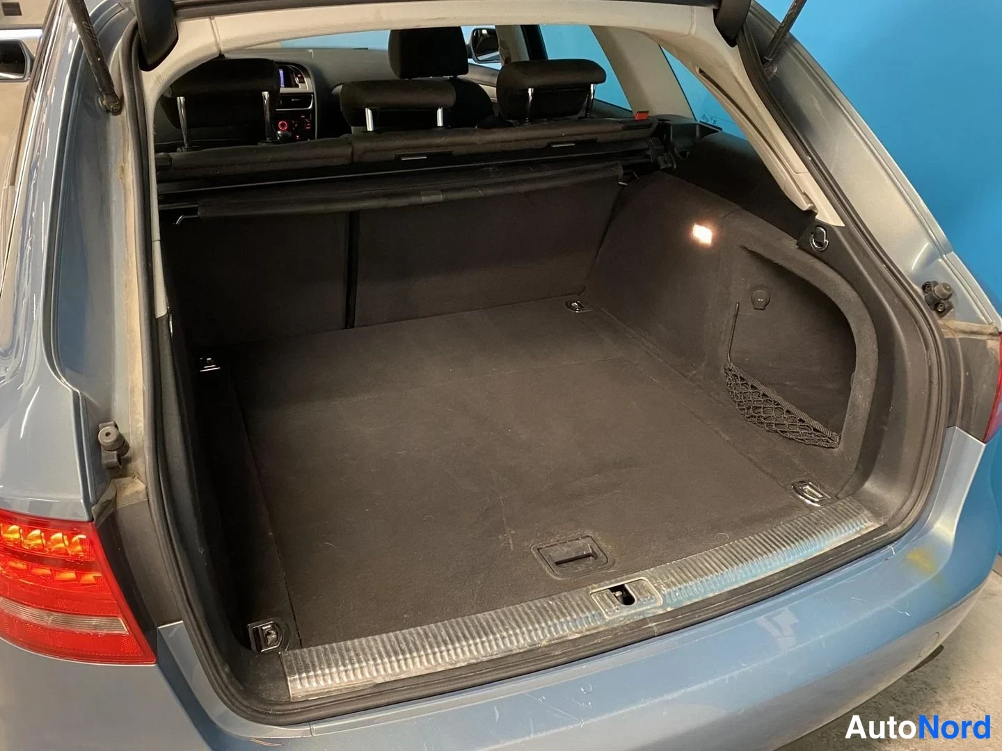 Sininen Audi A4 Avant 2010, tavaratila, kuva 13