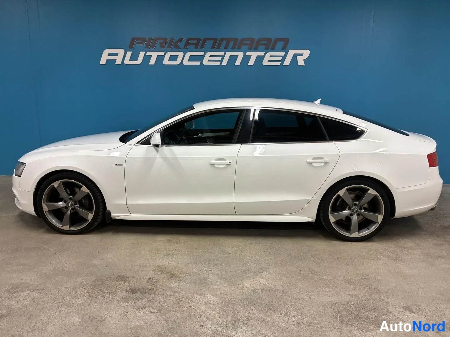 Valkoinen Audi A5 Sportback 2014, sivulta, kuva 4