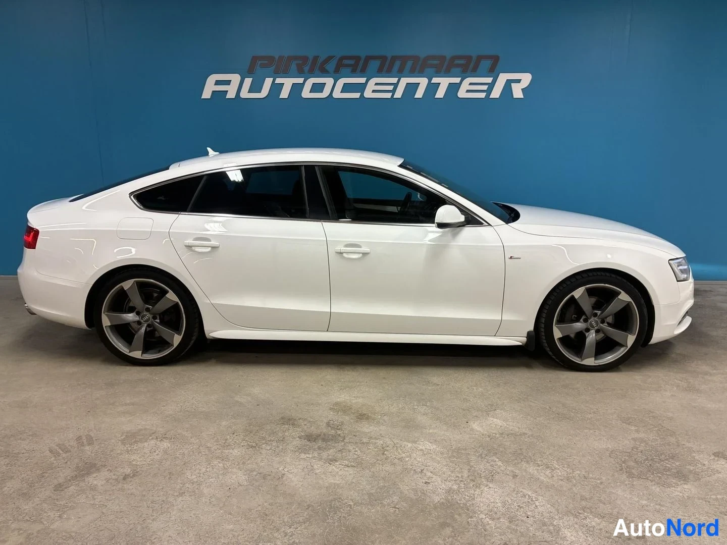 Valkoinen Audi A5 Sportback 2014, etuviisto, keula oikealle, kuva 2