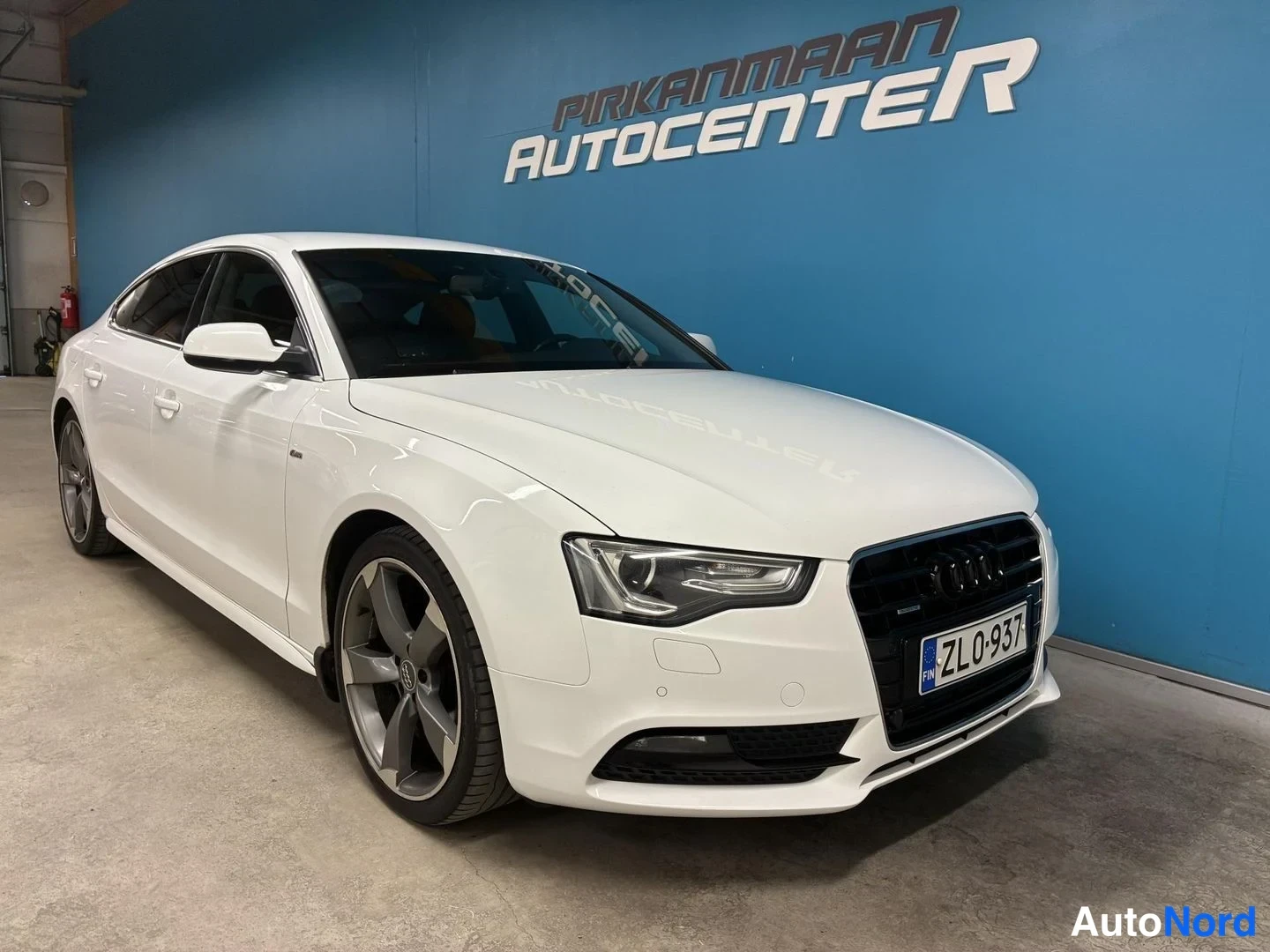 Valkoinen Audi A5 Sportback 2014, etuviisto, keula oikealle, kuva 3