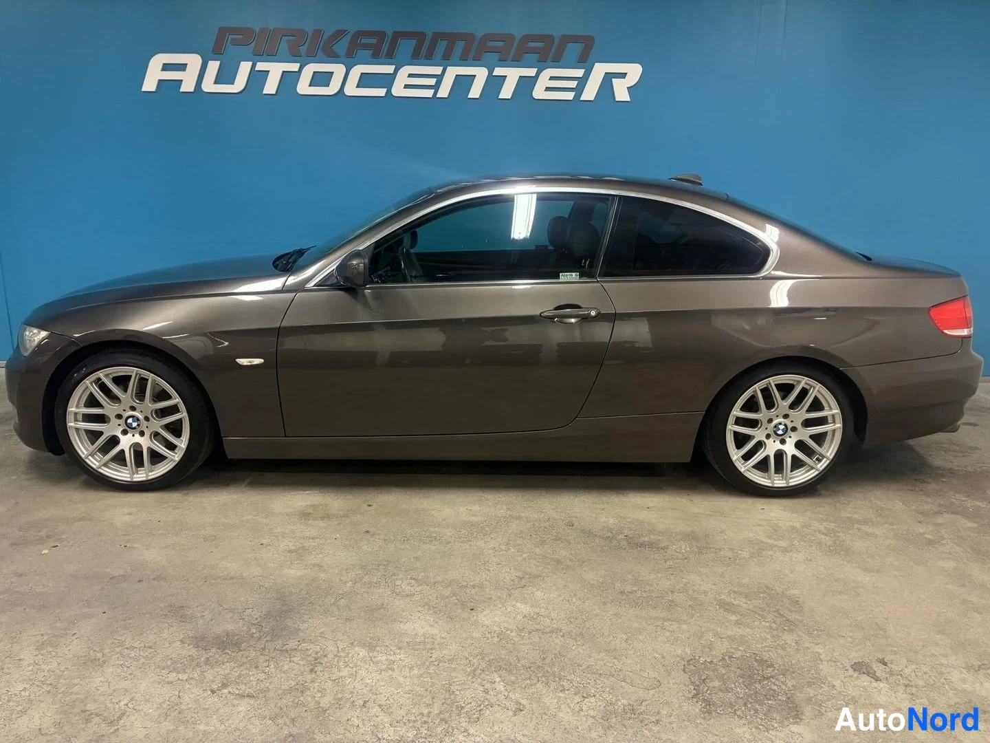 Harmaa BMW 325i 2010, sivulta, kuva 3