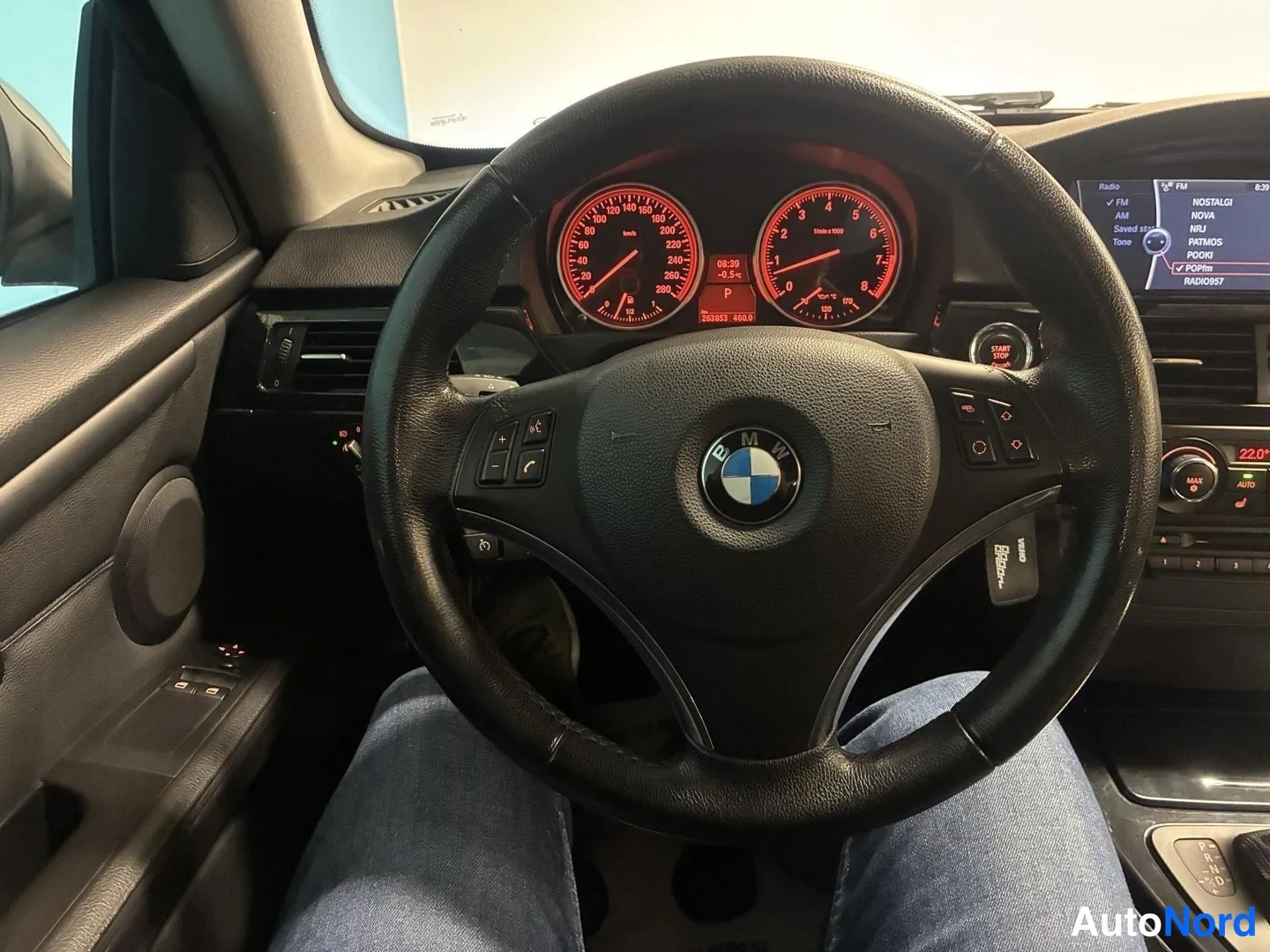Harmaa BMW 325i 2010, ohjaamo, kuva 11