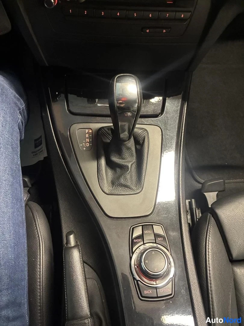 Harmaa BMW 325i 2010, yksityiskohta, kuva 19