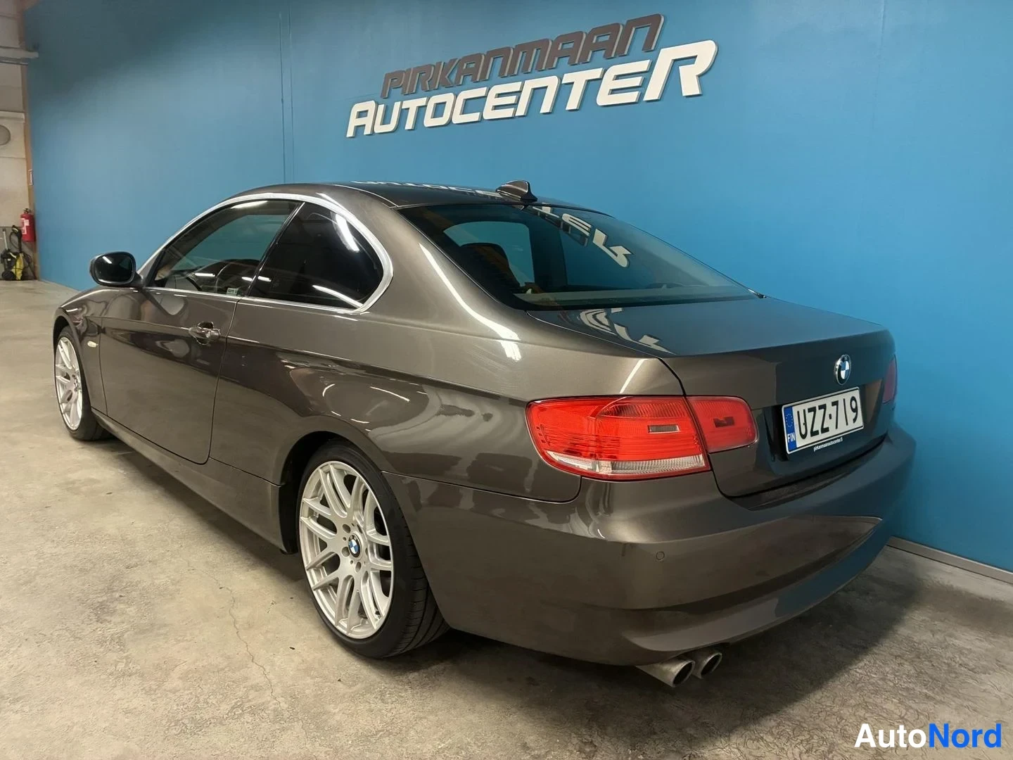 Harmaa BMW 325i 2010, takaviisto, kuva 5