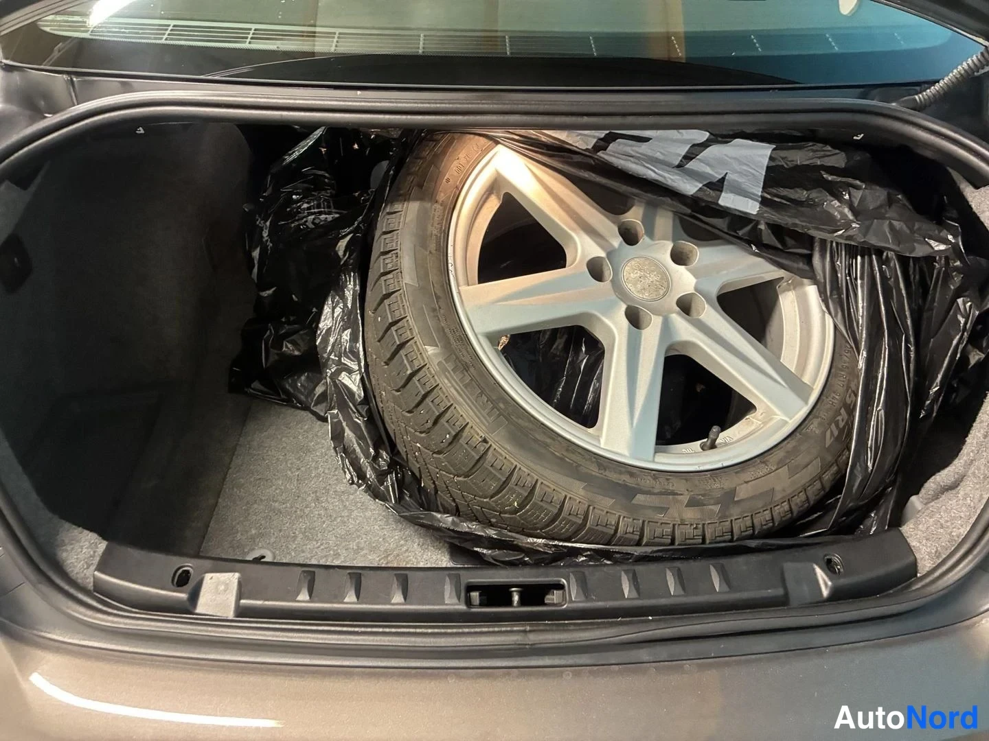 Harmaa BMW 325i 2010, tavaratila, kuva 15