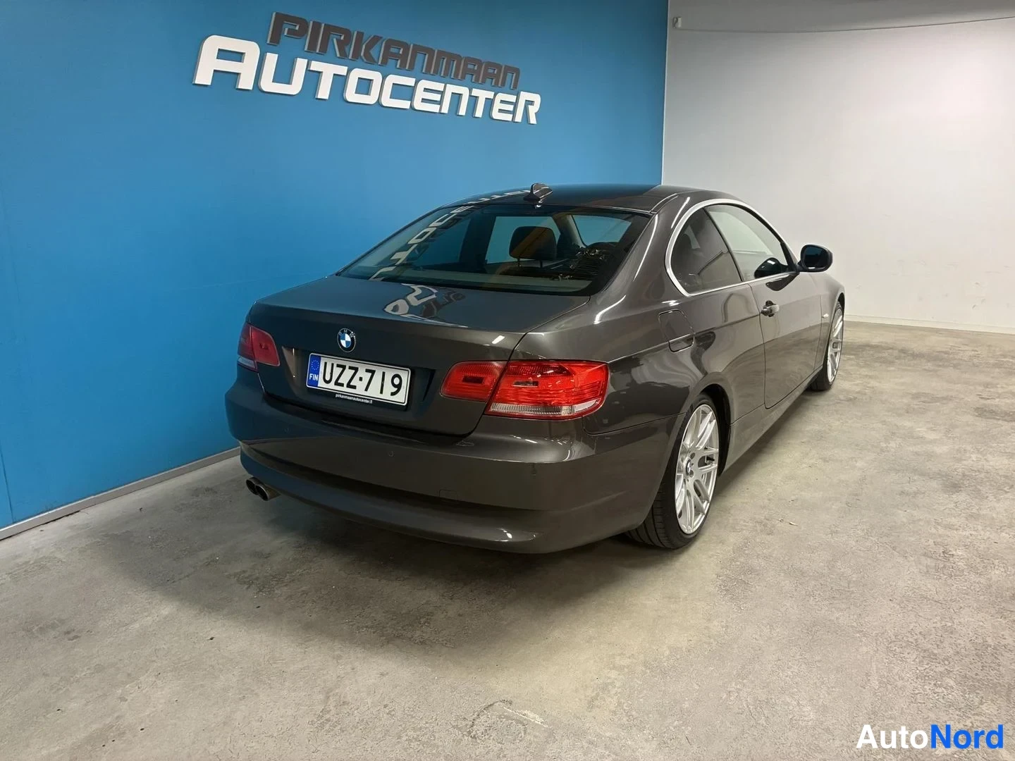 Harmaa BMW 325i 2010, takaviisto, kuva 6
