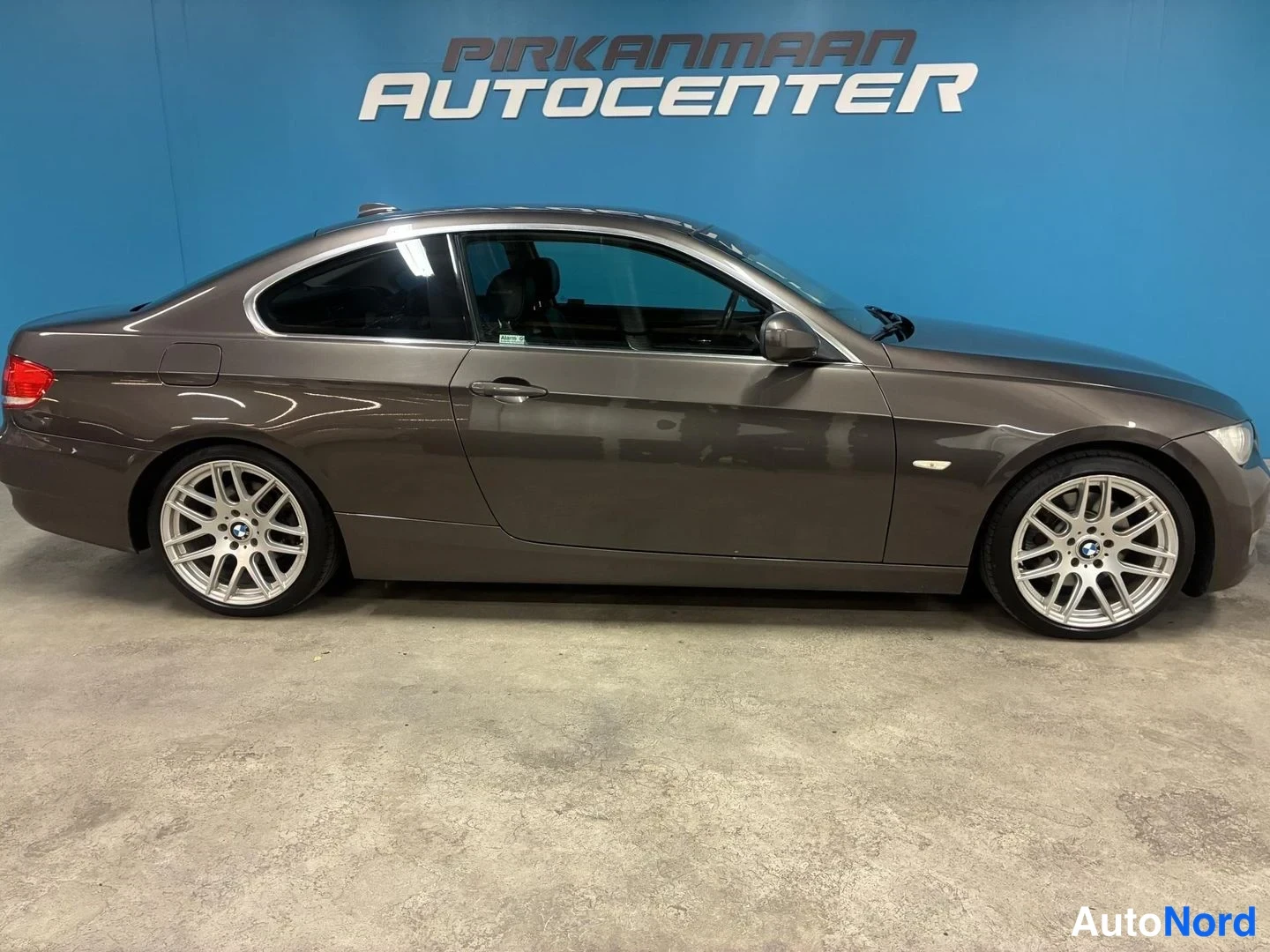 Harmaa BMW 325i 2010, sivulta, kuva 4