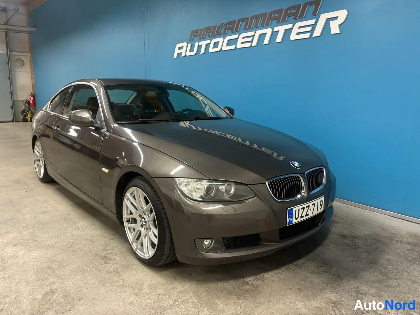 Harmaa BMW 325i 2010, etuviisto, keula oikealle, kuva 2