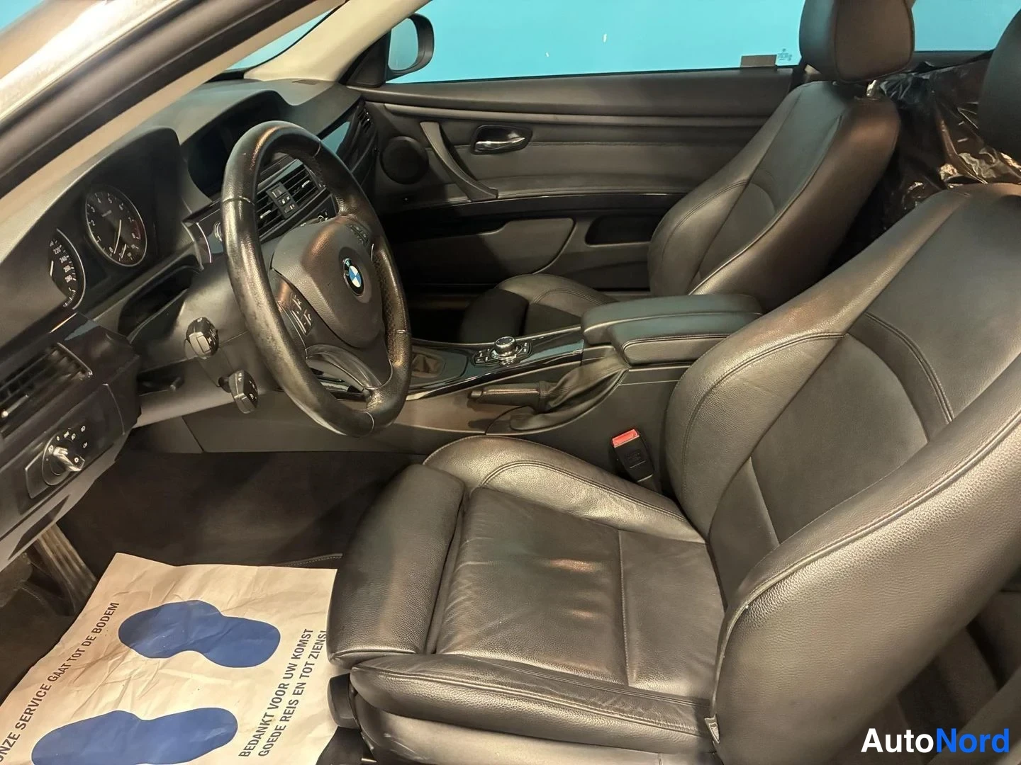 Harmaa BMW 325i 2010, ohjaamo, kuva 7