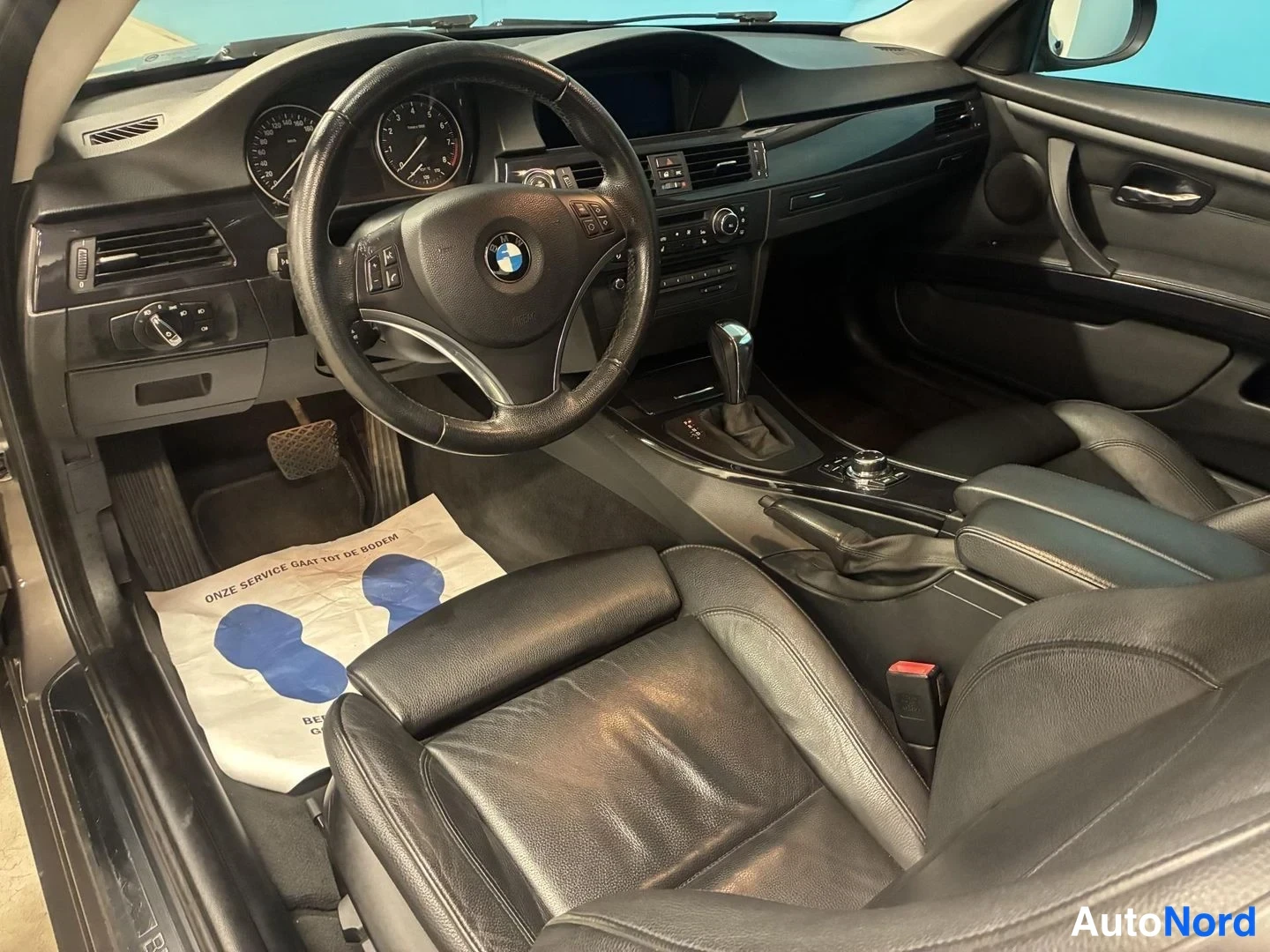 Harmaa BMW 325i 2010, ohjaamo, kuva 8
