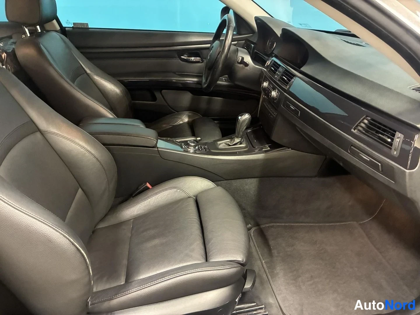 Harmaa BMW 325i 2010, ohjaamo, kuva 9