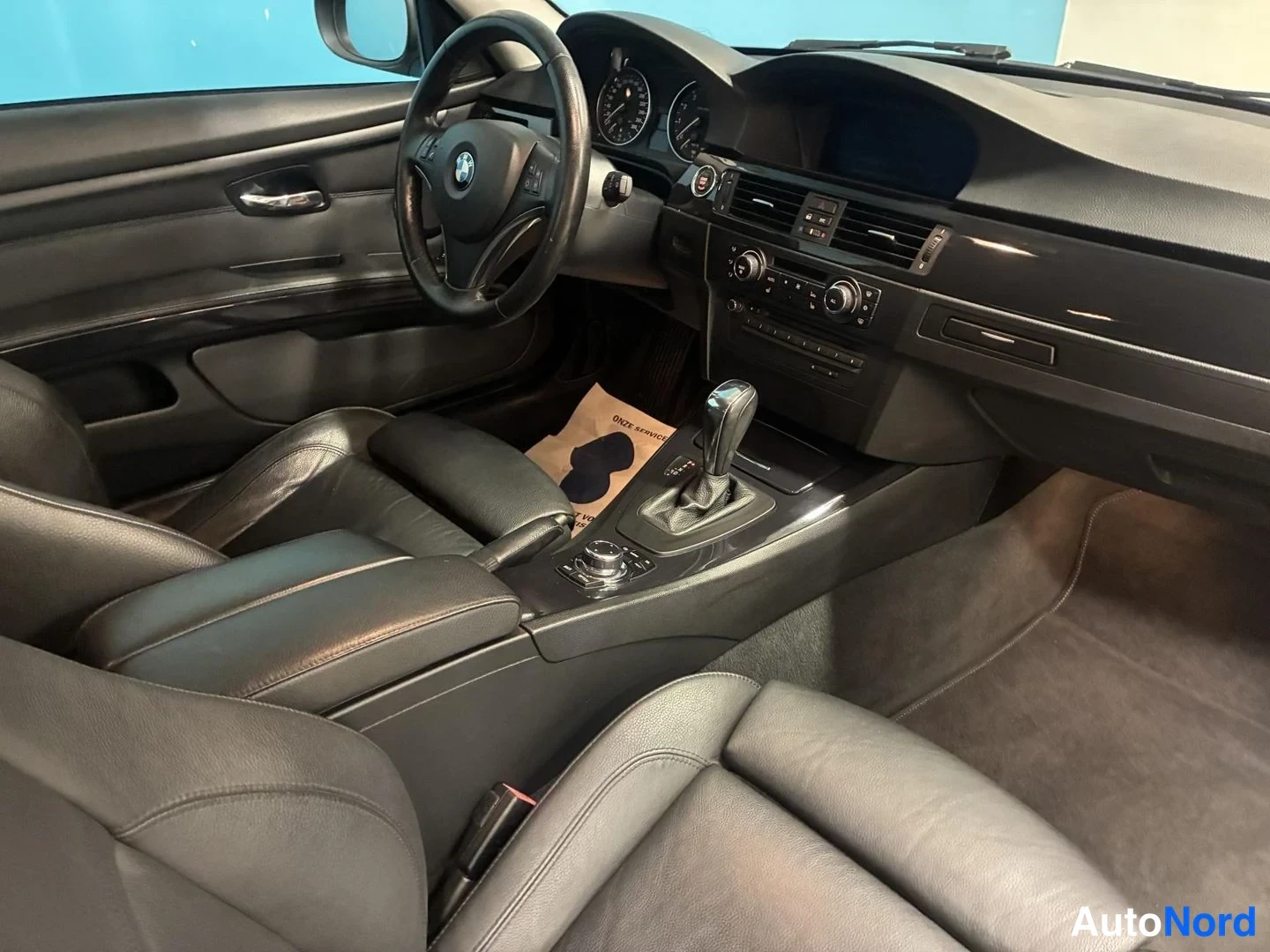Harmaa BMW 325i 2010, ohjaamo, kuva 10