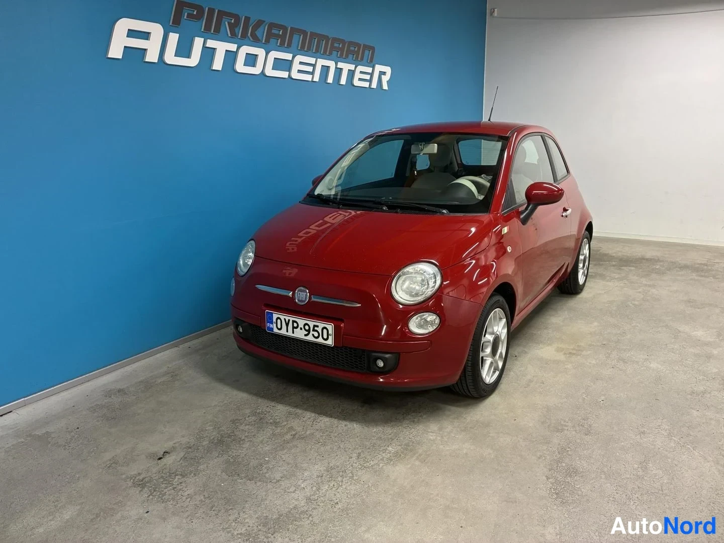 Punainen Fiat 500 2011, etuviisto, keula vasemmalle, kuva 2