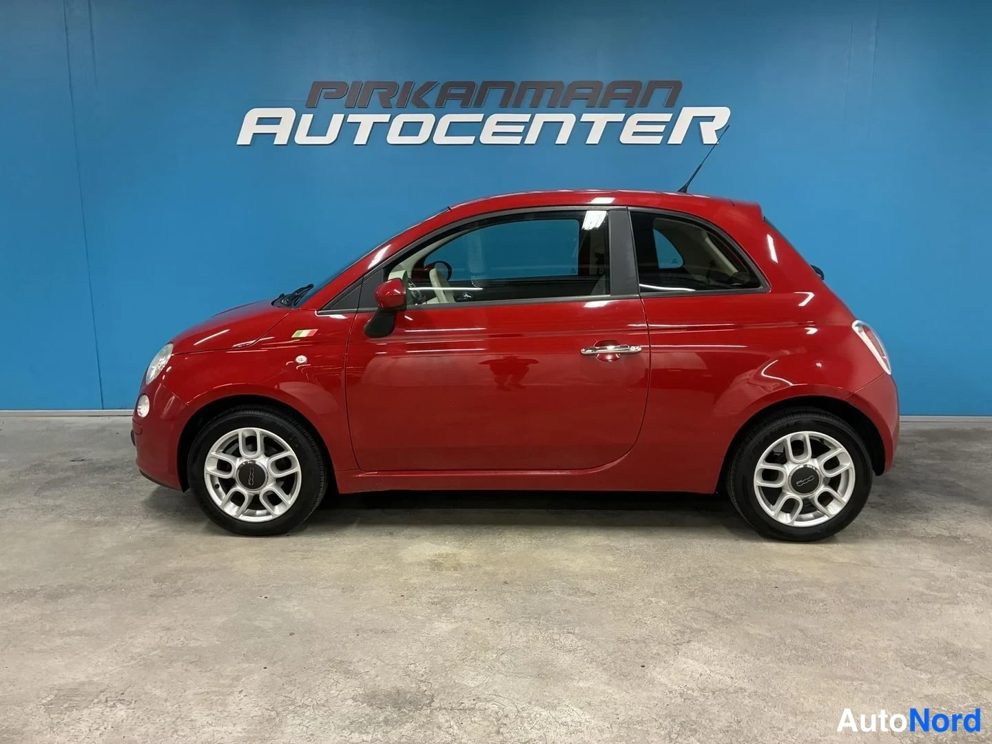 Punainen Fiat 500 2011, sivulta, kuva 4