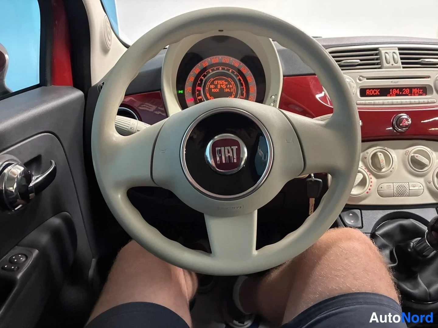 Punainen Fiat 500 2011, yksityiskohta, kuva 15